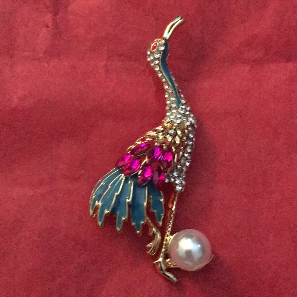 New beautifully jeweled peacock/crane pin w/pearl